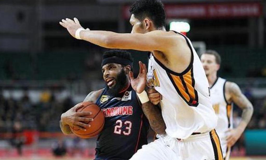 关于赛地聚焦：欧联赛后热度飙升，深圳男篮战术微调，更衣室稳定，赛程密集仍需轮换的信息